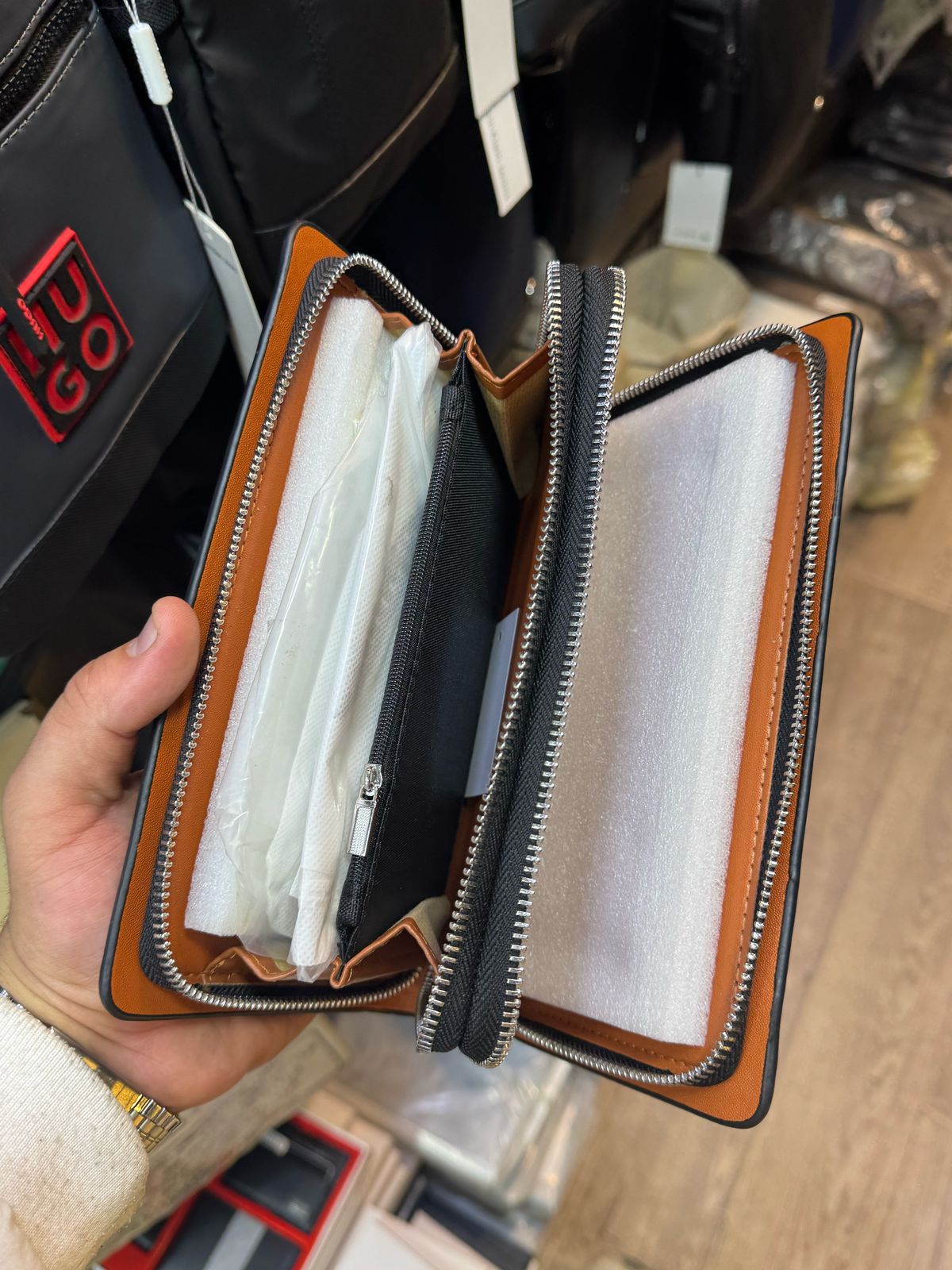 شنط يد رجالي Secondary image